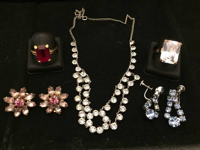 lot 107 image: Vintage Rhinestone Jewelry