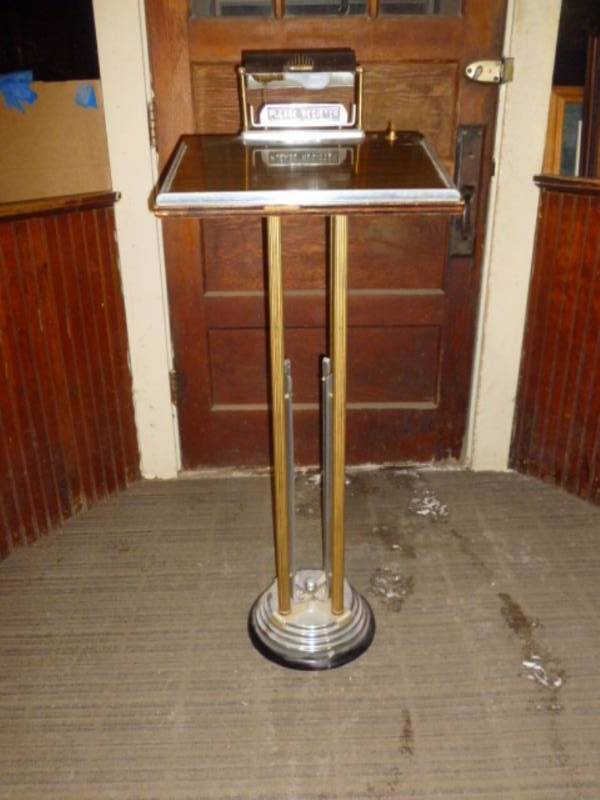 lot 1 image: Vintage Podium