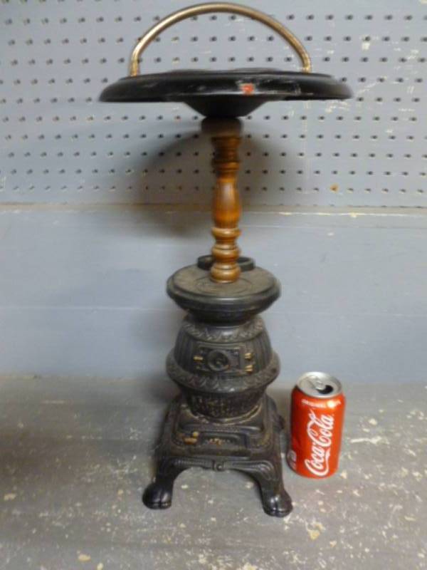 lot 8 image: Vintage Smoke Stand