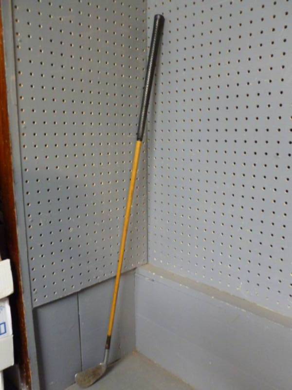 lot 20 image: Vintage Wooden Golf Club