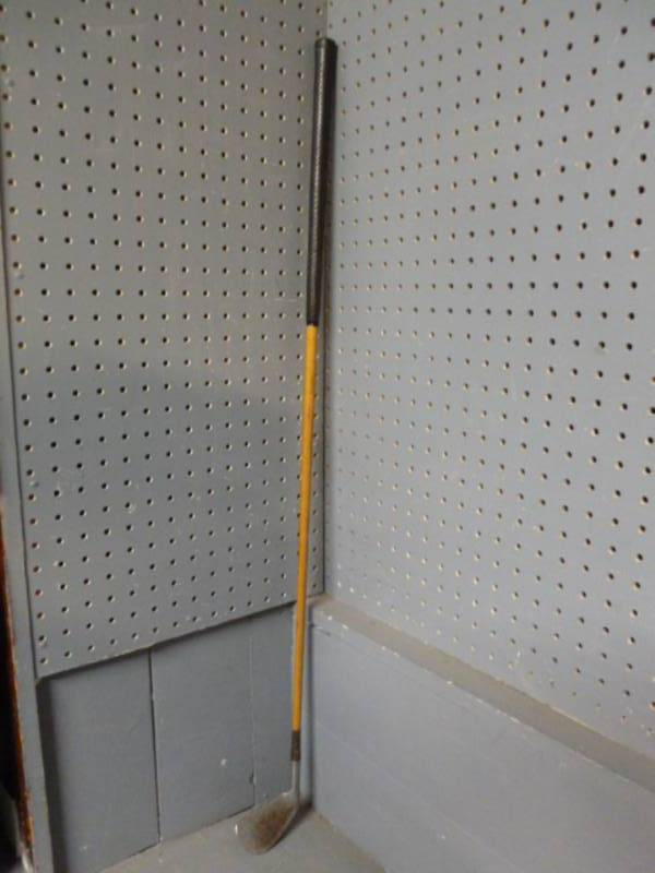 lot 22 image: Vintage Wooden Golf Club