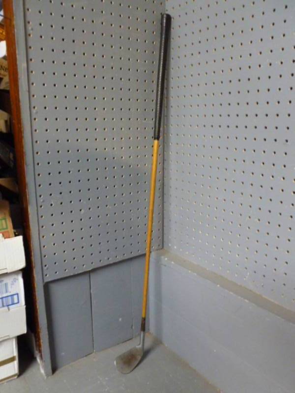 lot 23 image: Vintage Wooden Golf Club