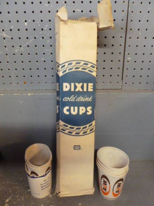 lot 28 image: Vintage A&W Cups