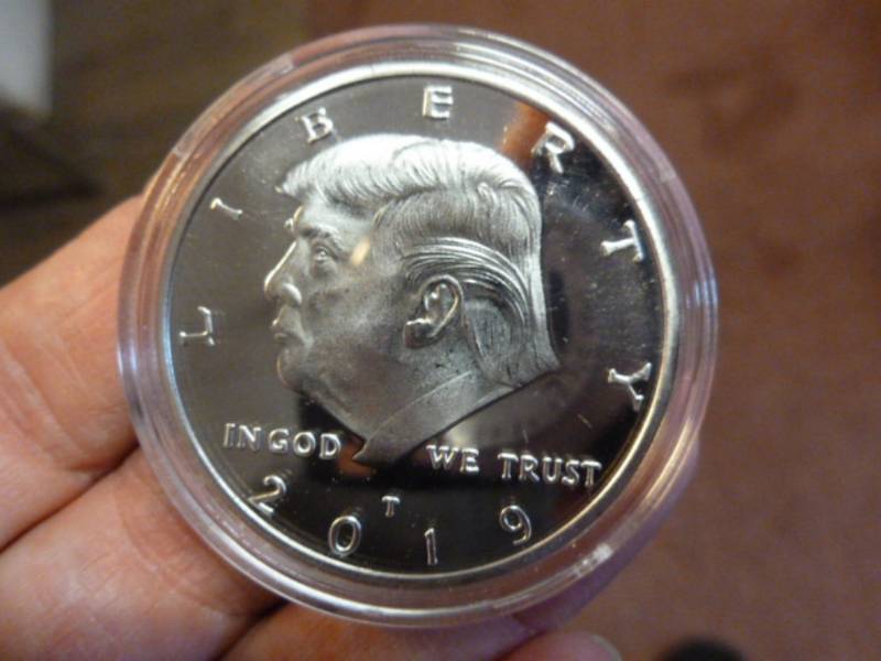 lot 35 image: Collector Coin