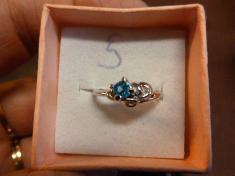 lot 39 image: Ladies Ring