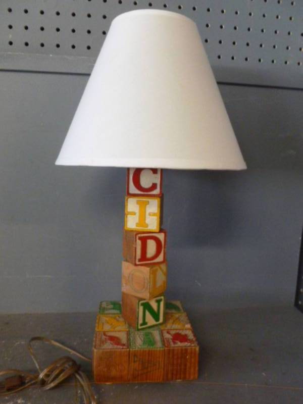 lot 67 image: Vintage Lamp