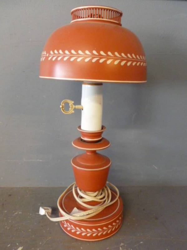 lot 68 image: Vintage Lamp