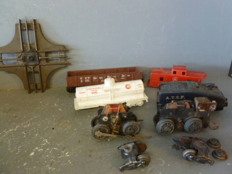 lot 176 image: Vintage 027 Train Parts