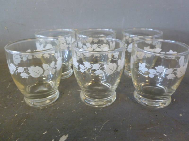 lot 221 image: Glass Set