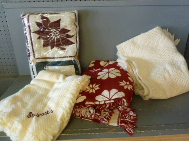 lot 253 image: Throw Blankets