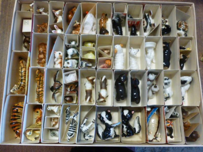 lot 259 image: Vintage Salt And Pepper Sets