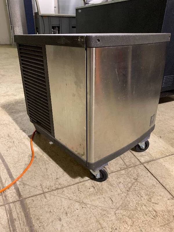 Manitowoc Ice MachineModel modelQY0324AManitowoc QY0324Ais a 260 lbs modular Ice Machine designed to sit on top of a bin.