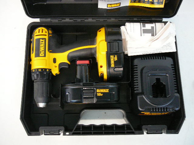 lot 165 image: DeWalt 18 Volt 12 Cordless Drill Driver Kit