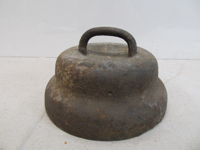 lot 102 image: Antique 25lb Iron Horse Weight