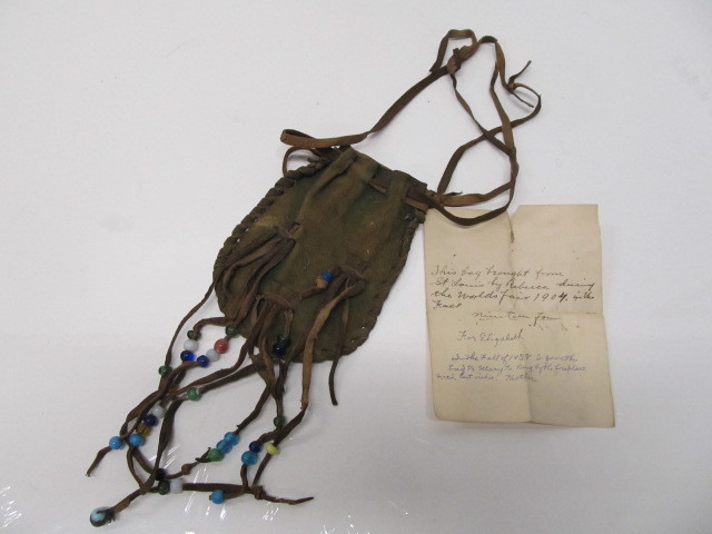 lot 116 image: Antique 1904 WORLDS FAIR Leather Pouch wProvenance
