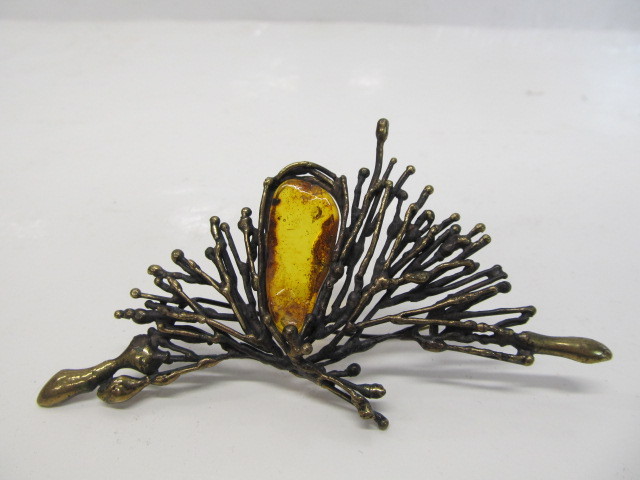 lot 133 image: Large Vintage Abstract Amber Brooch - 4.5 long