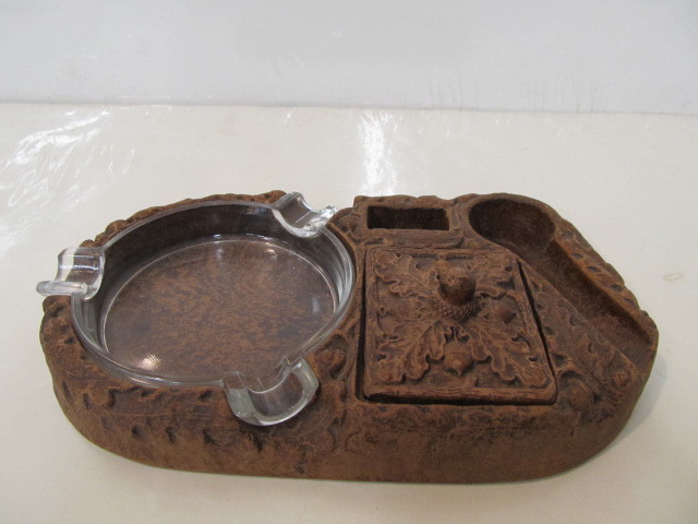 lot 160 image: Vintage Pipe Holder wAshtray
