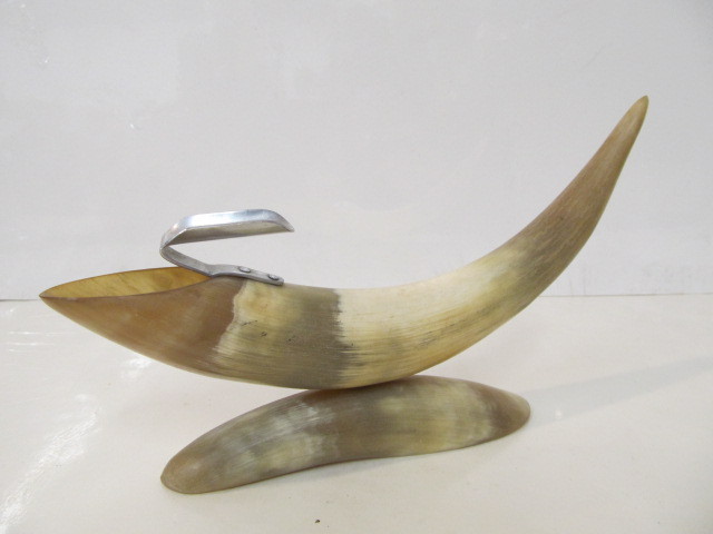 lot 175 image: Vintage Carved Horn Ashtray - 11 long