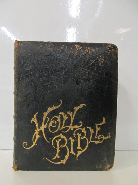 lot 187 image: Large Antique Victorian Illustrated Bible