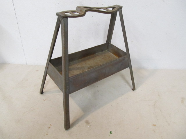 lot 189 image: Old Vintage Metal Shoeshine Stand