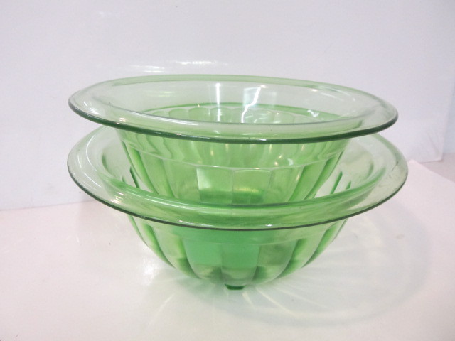 lot 190 image: Matching Vintage Green Glass Mixing Bowls