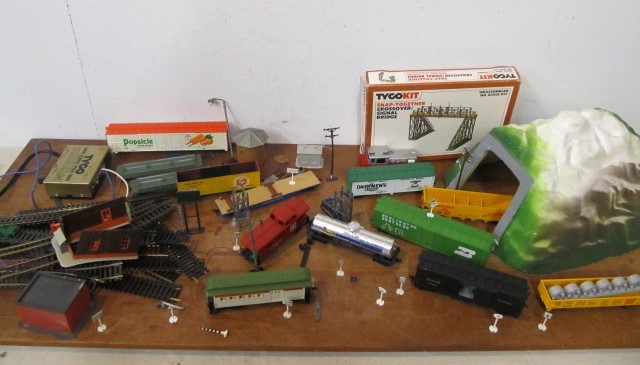 lot 14 image: Group of HO Trains & Accessories