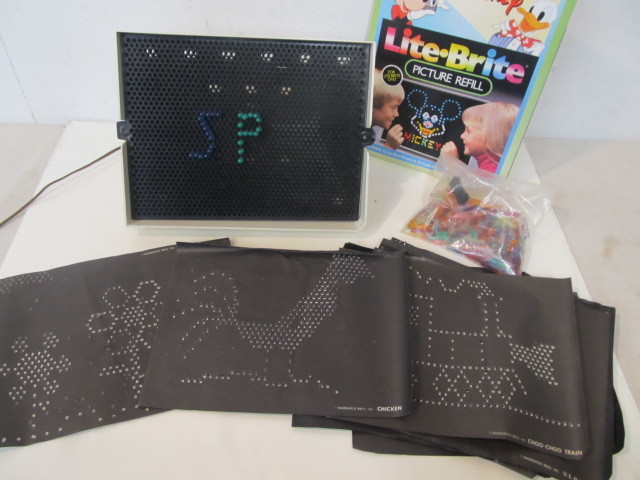 lot 15 image: Working Vintage LITE-BRITE wCards