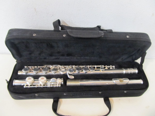 lot 18 image: Nice GLORY Flute wHard Case