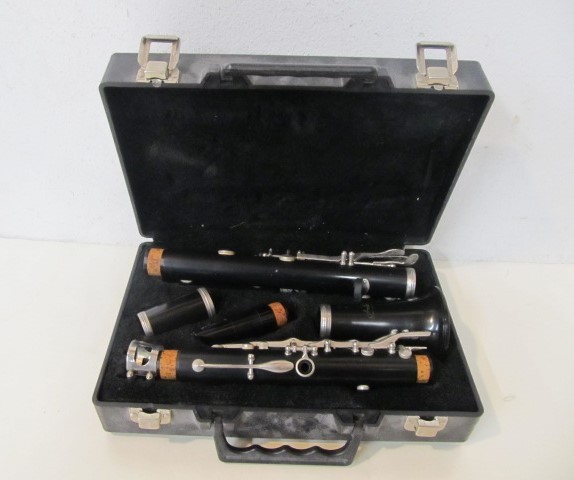 lot 19 image: Vintage ARMSTRONG Clarinet wHard Case