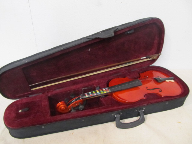 lot 22 image: Violin wBow & Case