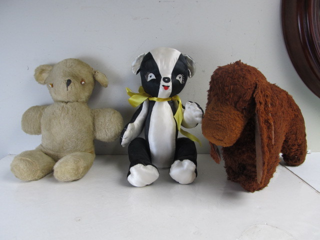 lot 33 image: Group of Early Plush Larger Sized Stuffed Animals