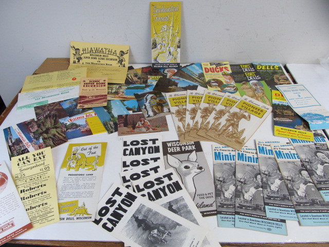 lot 34 image: LARGE Lot of Vintage WISCONSIN DELLS Travel Brochures & Ephemera