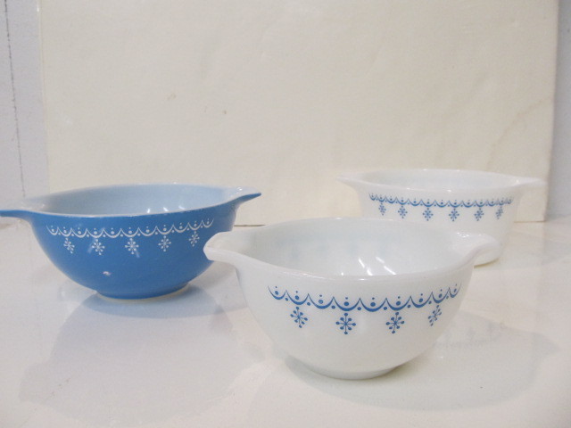 lot 44 image: Group of Vintage PYREX Serving Dishes