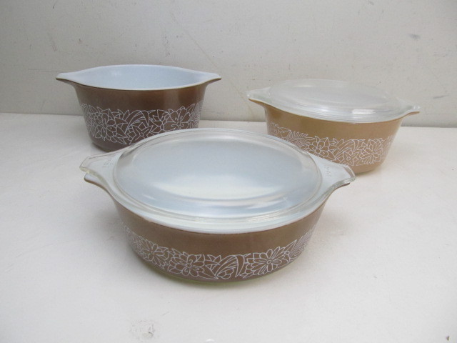 lot 72 image: Group of Vintage PYREX Serving Dishes
