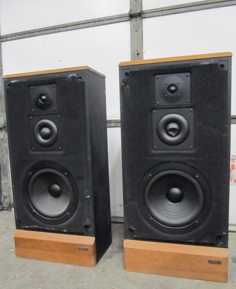 lot 82 image: Pair of Vintage Working ADVENT Floor Speakers