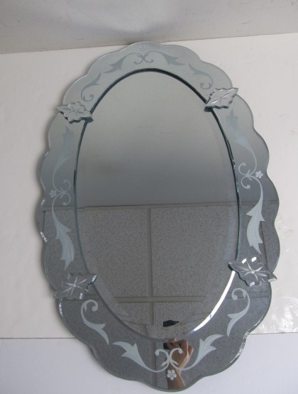 lot 58 image: Nice Ornate Oval Wall Mirror