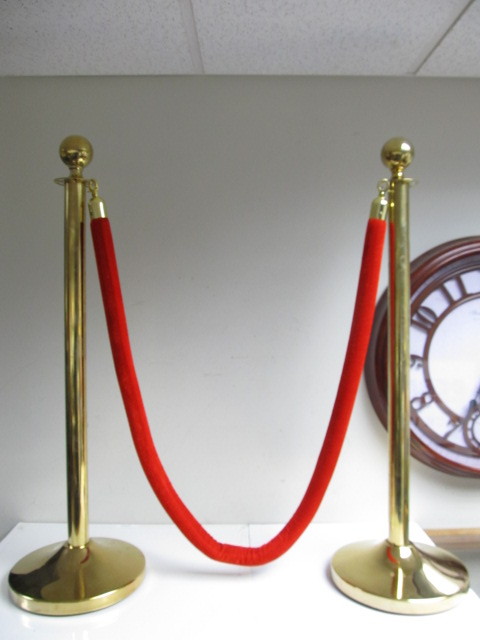 lot 262 image: Velvet Rope w Large Heavy Brass Stands