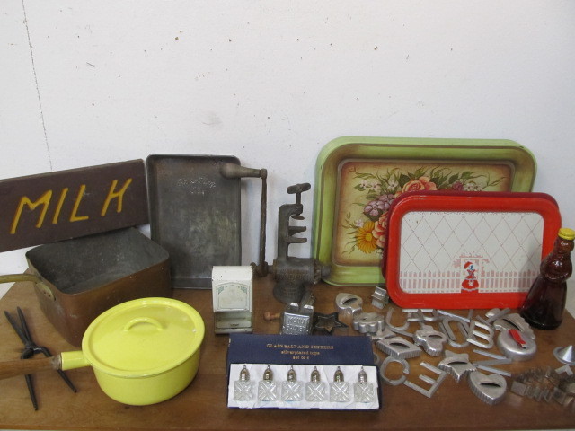 lot 253 image: Nice Lot of Vintage Kitchen Collectibles Trays etc