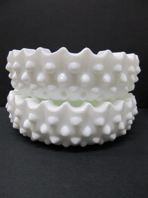 lot 188 image: 12 Vintage Milk Glass HOBNAIL Ashtrays - Fenton & Westmoreland