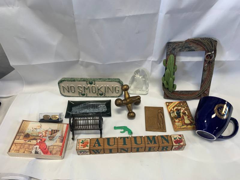 lot 13 image: Lot of 13 Home Decor Items