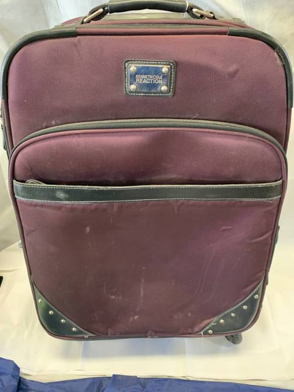 lot 18 image: Kenneth Cole Reaction Rolling Suitcase 26 Tall