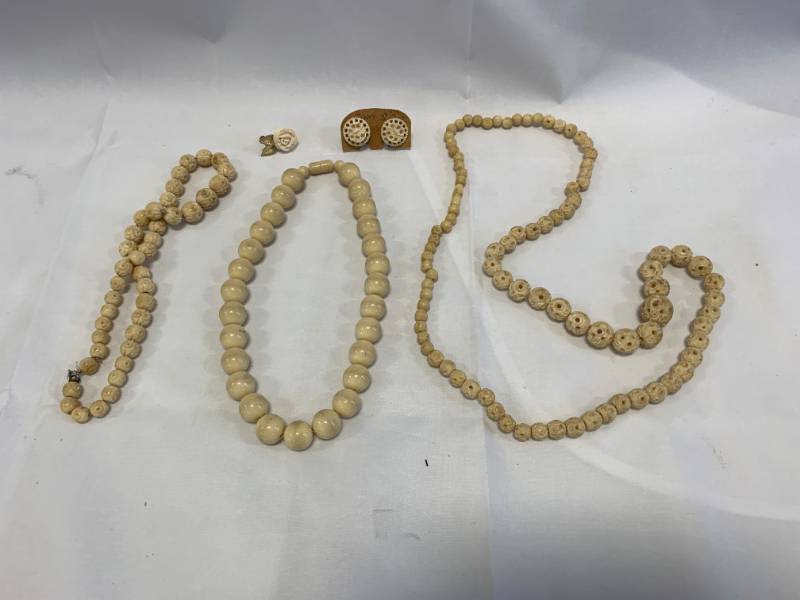 lot 22 image: Vintage Necklace & Ivory Pinback