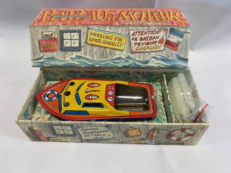 lot 47 image: Vintage French Tin Boat Toy