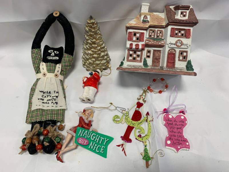 lot 72 image: Lot of 7 Christmas Items