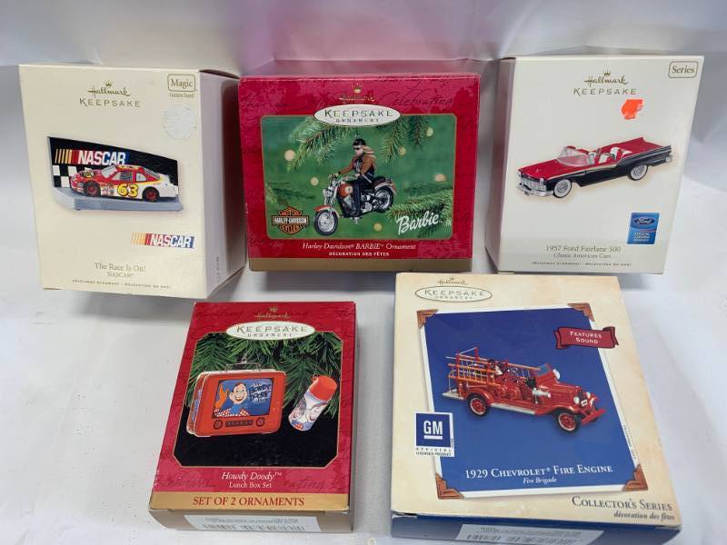 lot 77 image: Lot of 5 Hallmark Ornaments