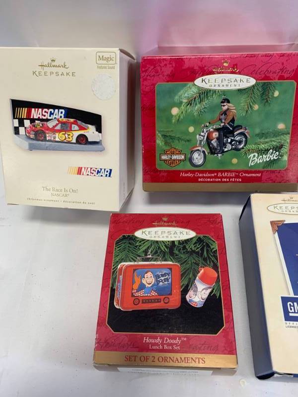 lot 78 image: Lot of 5 Hallmark Ornaments