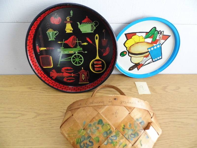 lot 9 image: Vintage Metal Trays - Basket