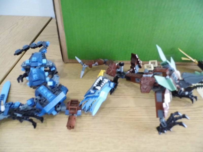 lot 14 image: Box of Legos
