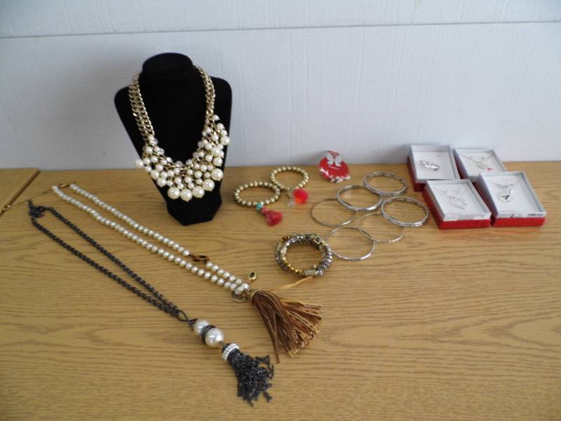 lot 20 image: Jewelry