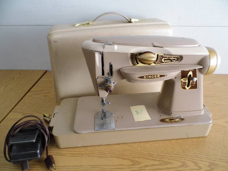 lot 37 image: Singer Sewing Machine